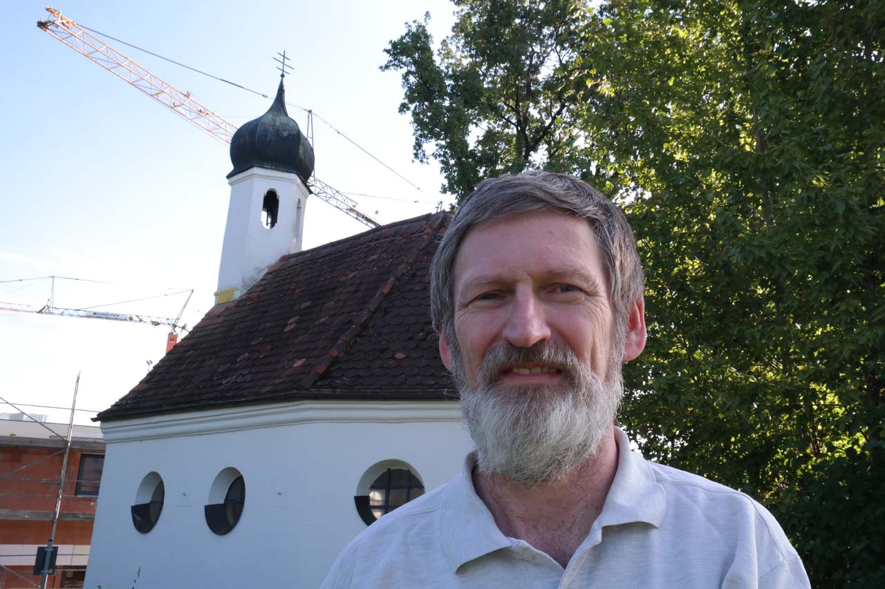 Peter Pernsteiner vor der Antonius-Kapelle in Zorneding